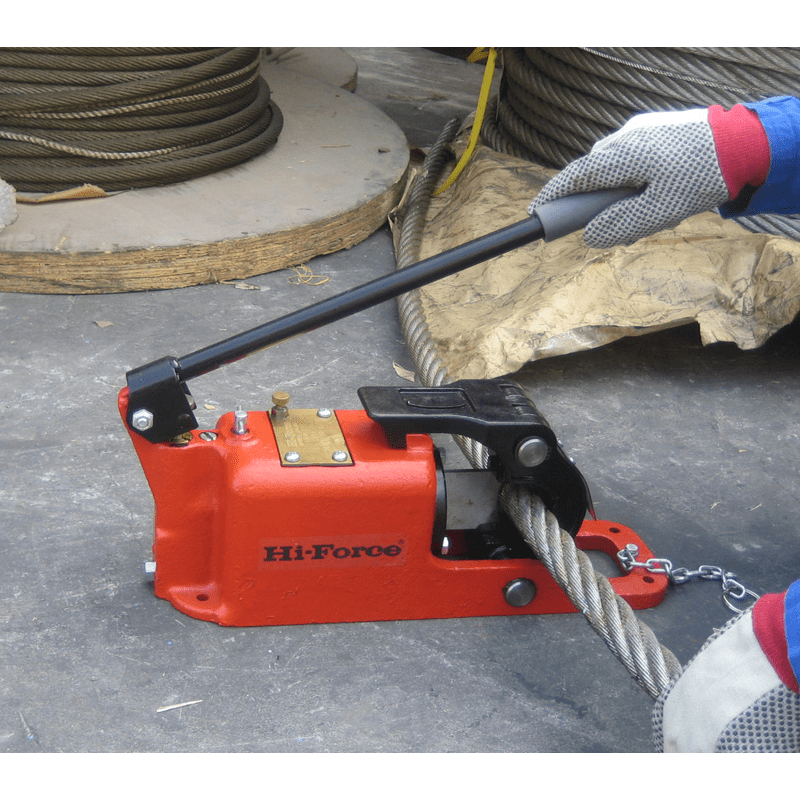 Coupe-câble hydraulique à pompe incorporée Hi-Force® – HSWC en situation